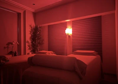 Tables de massage dans une cabine tamisée du salon Bogards Wellness à Bruxelles